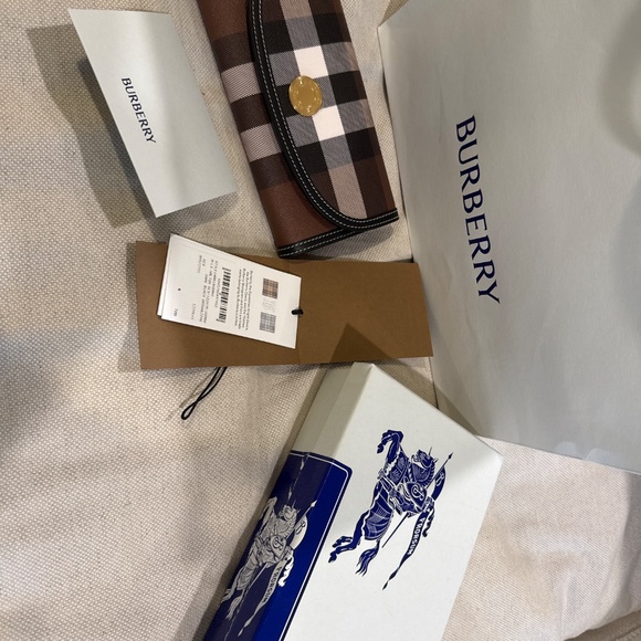 BRAND NEW, NEVER USED! Burberry Check Continental Wallet - Picture 8 of 11